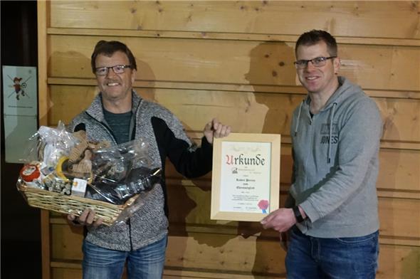 Robi Perren (links) wurde von MC-Präsident Remy Kunz für seine über 40-jährige, treue Klubzugehörigkeit mit der Ehrenmitgliedschaft ausgezeichnet.