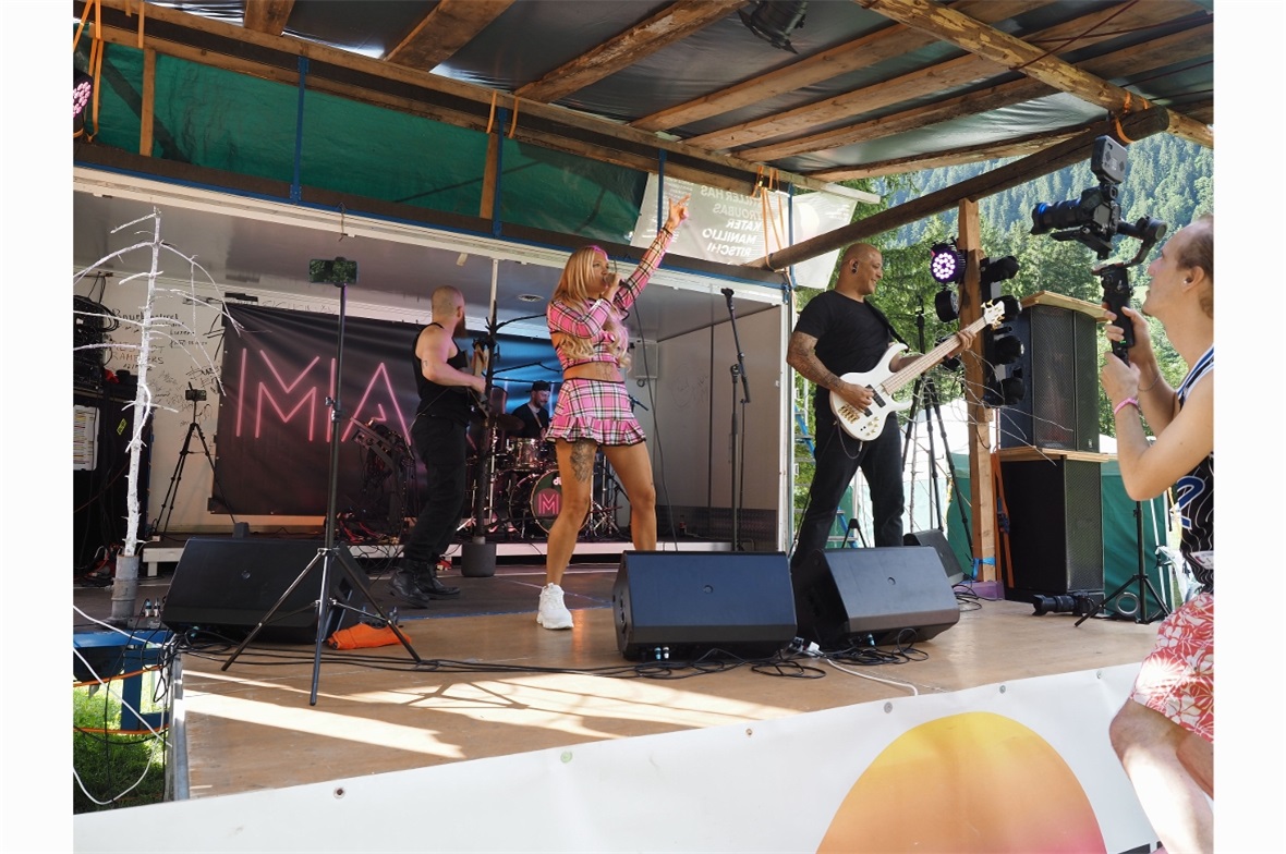 Rockig ging es in das Festivalwochenende: Marije und Band waren der erste Act am...