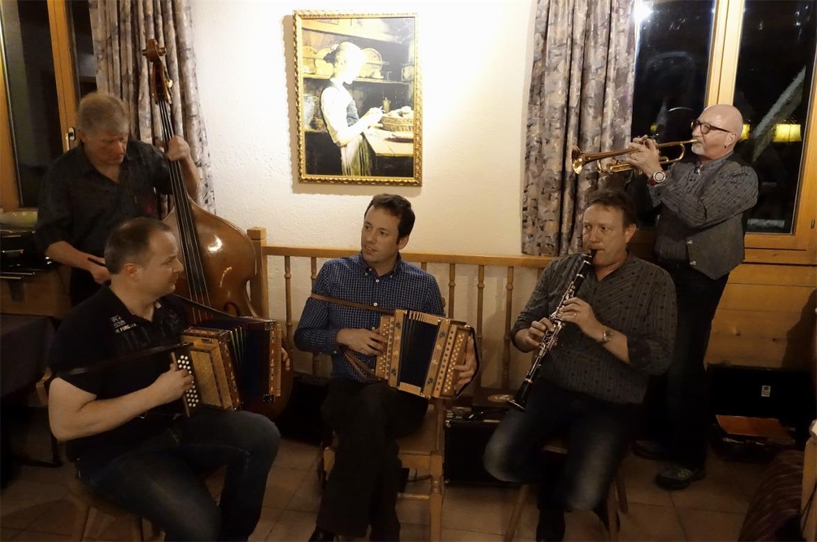 Rösti-Musig-Stubete mit Stefan Schwarz an der Klarinette und Hanspeter Ziörjen a...