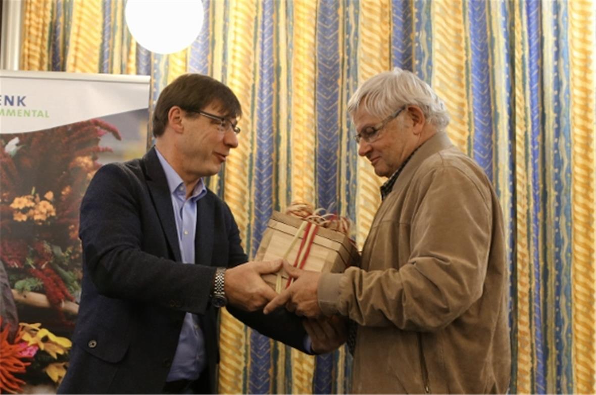 Roland Berger dankt Hans Neuenschwander für seine langjährigen Dienste im Tourismus und ernennt ihn zum Ehrenmitglied.