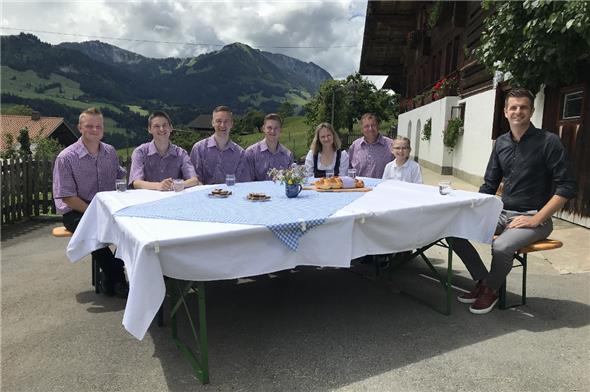 Roland, Bruno, Florian, Adrian, Anita, Werner und Ramona Dubach vor ihrem Haus in Allmenden im Gespräch mit Nicolas Senn.