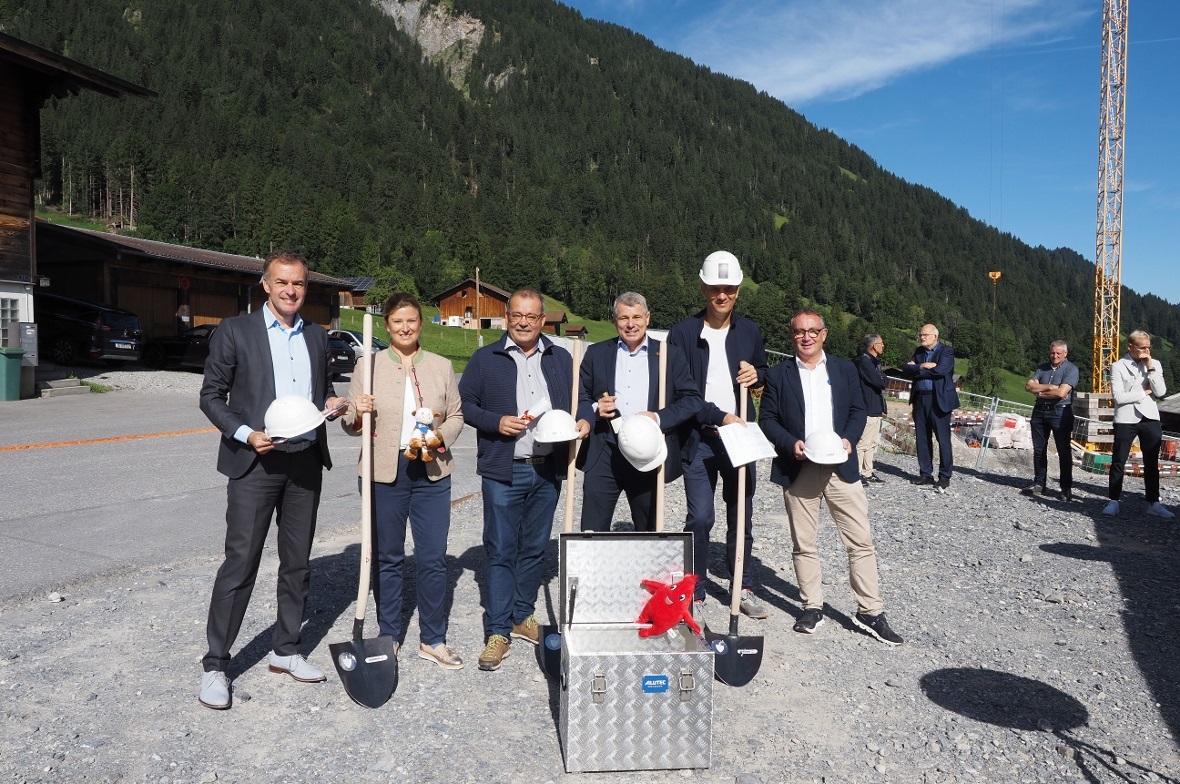 Roland Ludwig (Direktor Reka), Helena Galanakis (Geschäftsführerin Lenk-Simmental Tourismus AG), René Müller (Gemeindepräsident Lenk), Christoph Ammann (Regierungsrat Kanton Bern), Heinz Brügger (brügger architekten ag) und Damian Pfister (Leiter Reka-Ferien) an der Grundsteinlegung.