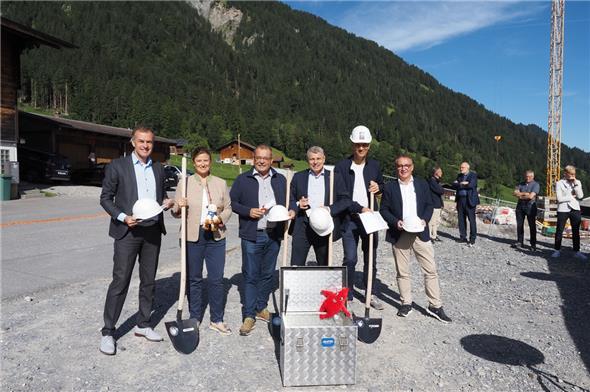 Roland Ludwig (Direktor Reka), Helena Galanakis (Geschäftsführerin Lenk-Simmental Tourismus AG), René Müller (Gemeindepräsident Lenk), Christoph Ammann (Regierungsrat Kanton Bern), Heinz Brügger (brügger architekten ag) und Damian Pfister (Leiter Reka-Ferien) an der Grundsteinlegung.