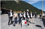 Roland Ludwig (Direktor Reka), Helena Galanakis (Geschäftsführerin Lenk-Simmental Tourismus AG), René Müller (Gemeindepräsident Lenk), Christoph Ammann (Regierungsrat Kanton Bern), Heinz Brügger (brügger architekten ag) und Damian Pfister (Leiter Reka-Ferien) an der Grundsteinlegung.