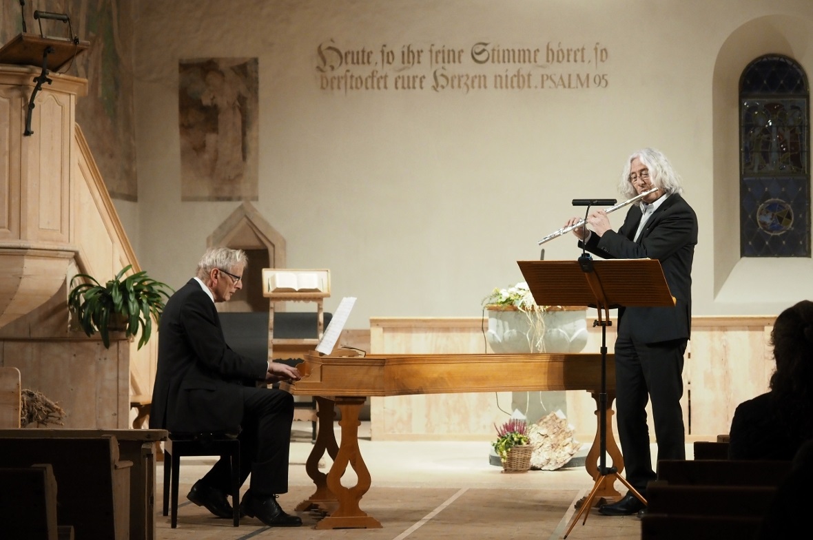 Roland Neuhaus am Cembalo und Mathias Stocker auf der Querflöte spielten in der gut gefüllten Kirche für das Barockmusik liebende Publikum.
