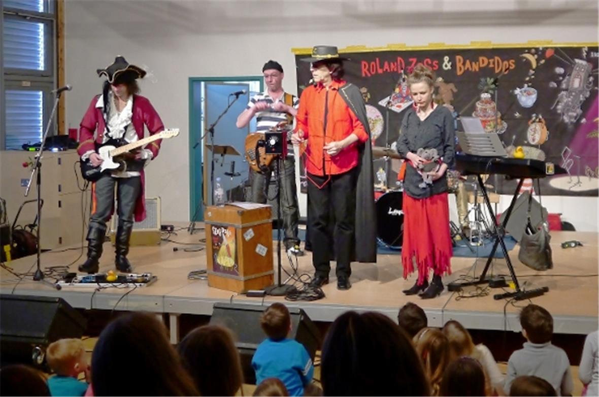 Roland Zoss mit den Bandidos und Maus Jimmy Flitz.