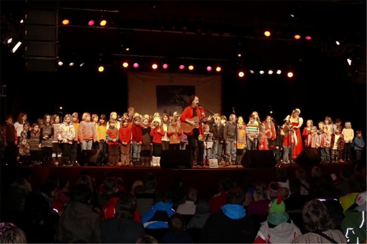 Roland Zoss und Monique singen im «Das Zelt» gemeinsam mit den Kindern das letzt...