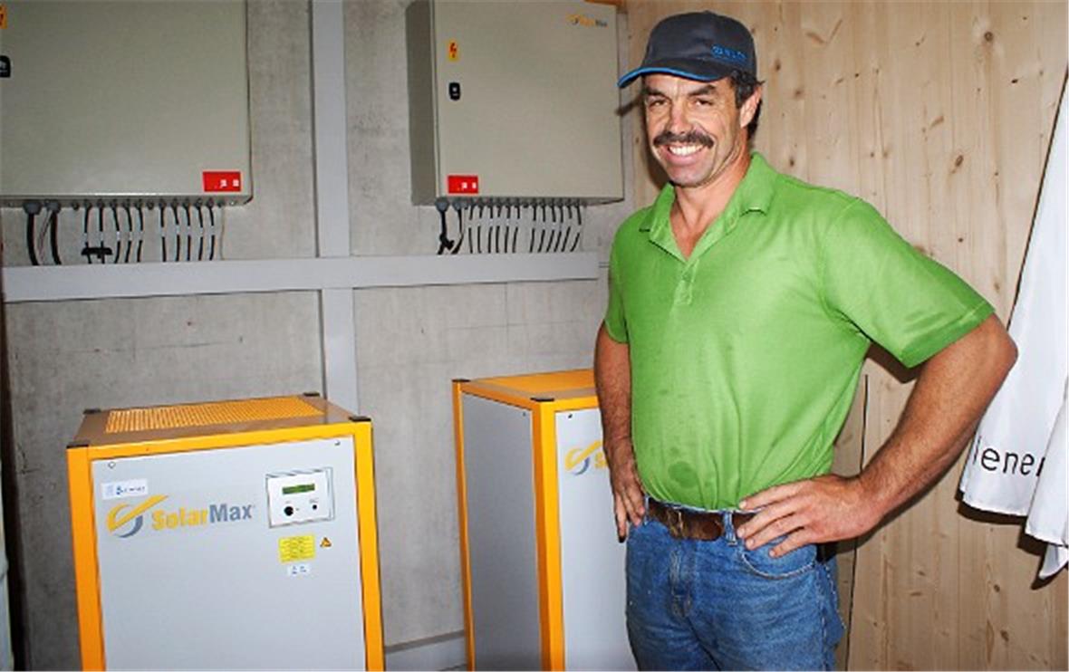 Rolf Kunz vor dem Wechselrichter, über den 2009 mehr als 40000 kWh von seinem Scheunendach ins BKW-Netz geleitet wurden.