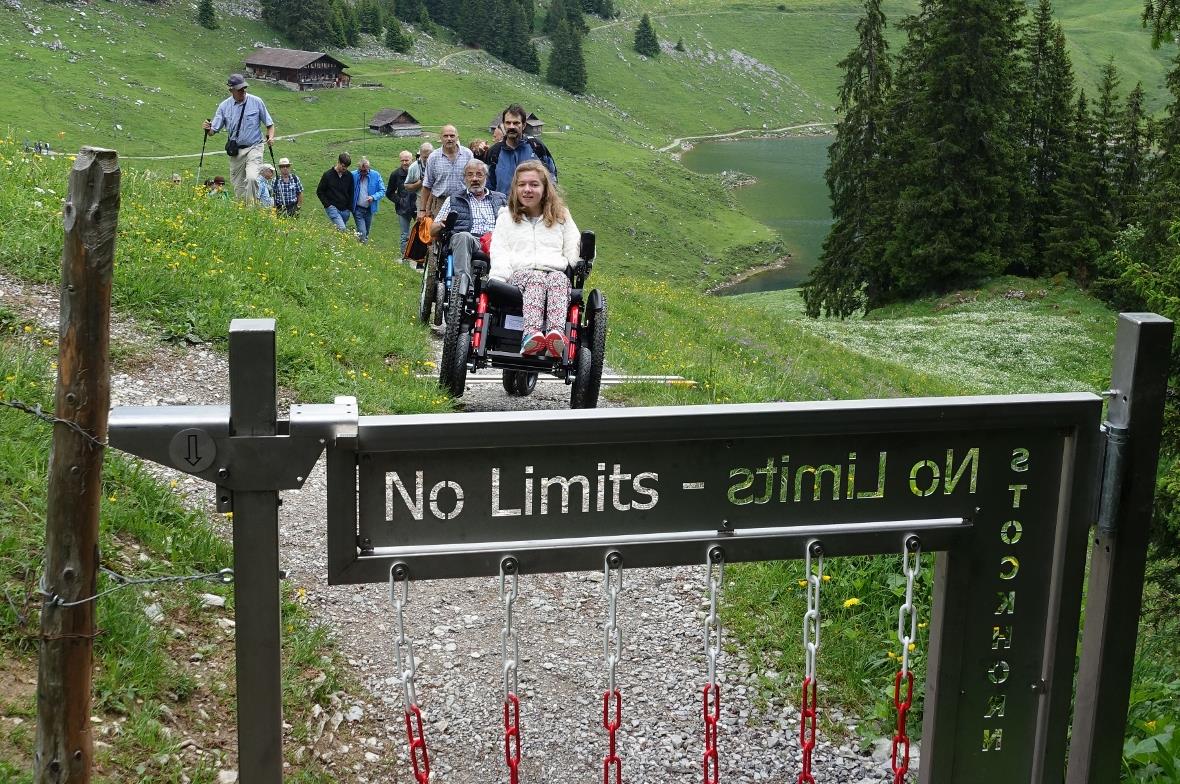 Rollstuhlkompatible Törli sichern das Vieh beim See-Rundwanderweg «No Limits».