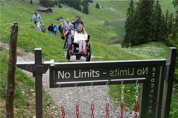 Rollstuhlkompatible Törli sichern das Vieh beim See-Rundwanderweg «No Limits».