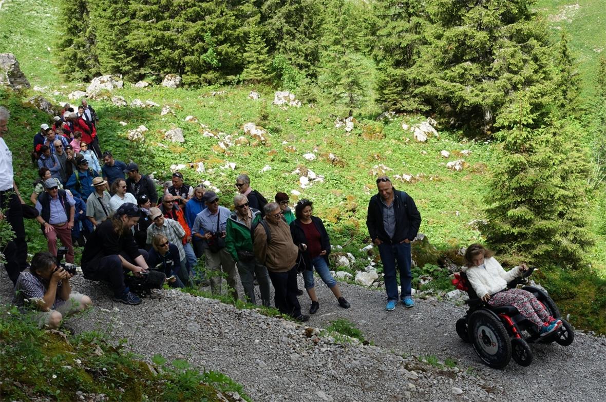 Rollstuhltestfahrerin Marlène Thomi nahm vor den Augen der beeindruckten Gäste a...