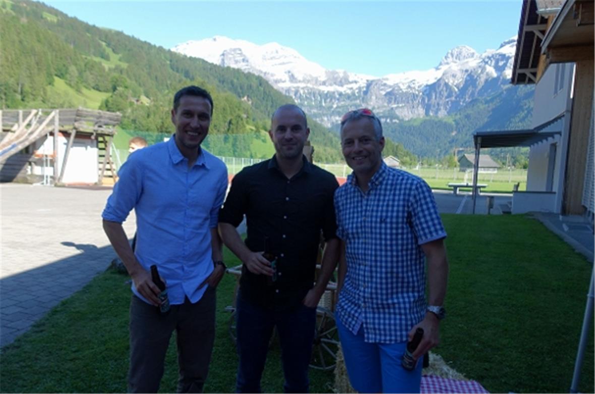 Roman Cortesi, Dominik Hänni und Albi Kurker vor dem prächtigen, in der Abendson...