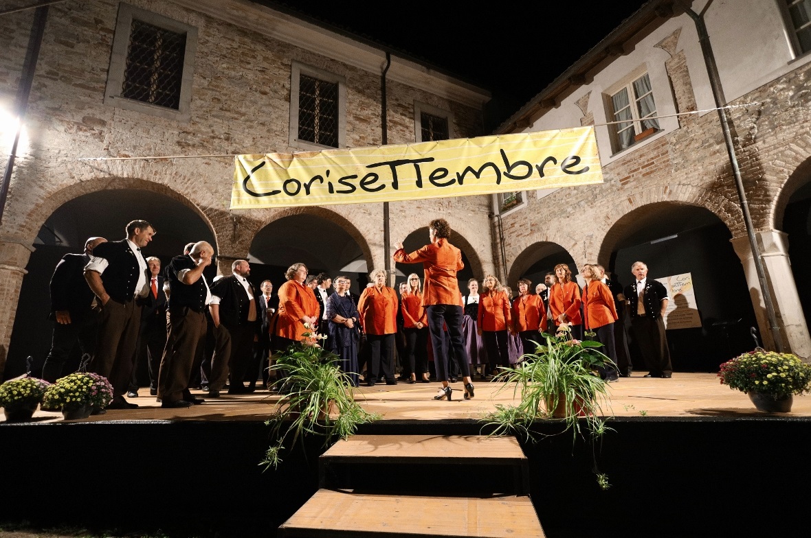 Jodlerklub Edelweiss Erlenbach trat im Piemont auf Romy Dübener dirigierte den ad hoc-Chor von Erlenbach und Acqui Terme.