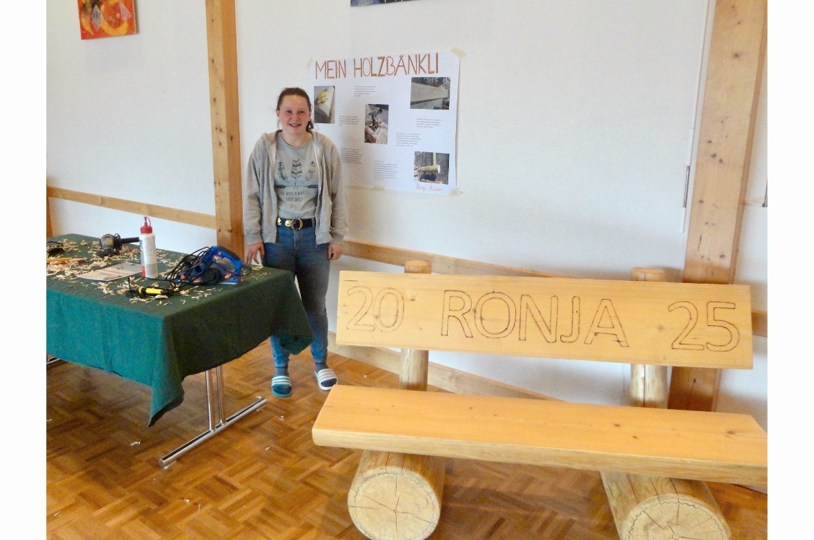 Ronja Stocker und ihre selbstgeschreinerte Rundholzbank.