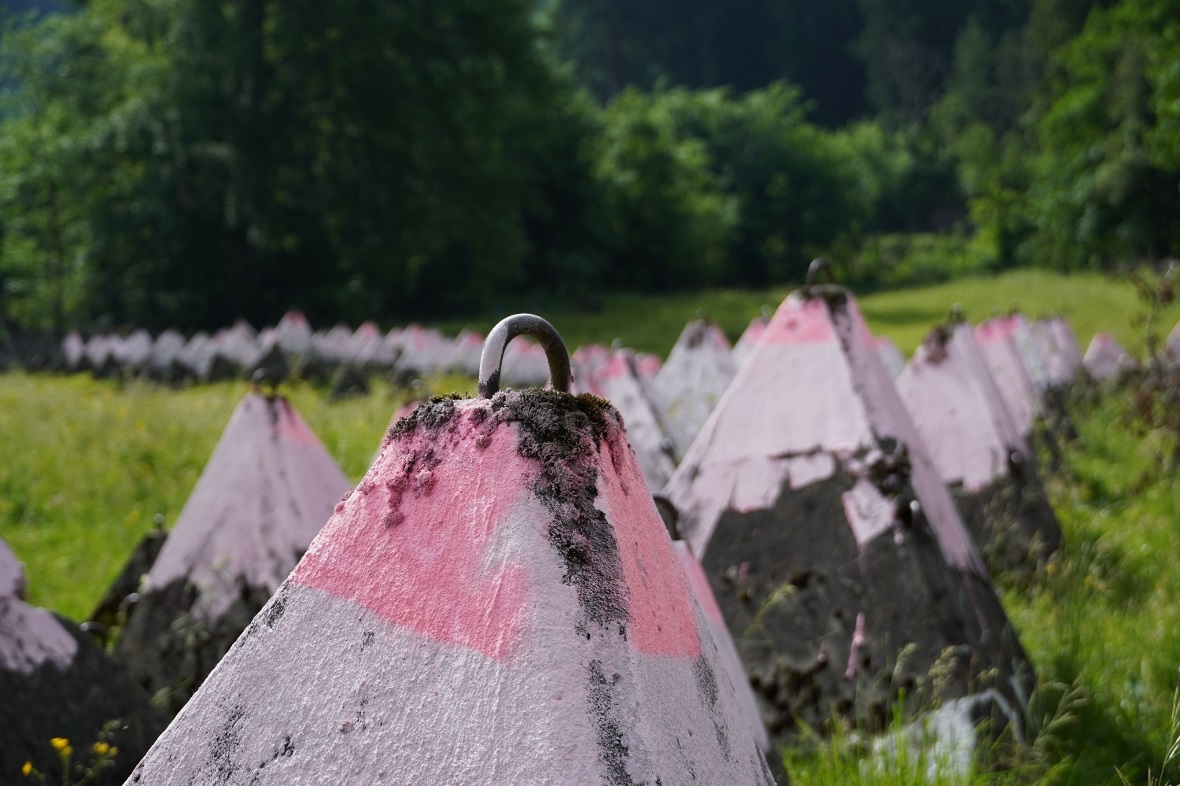 Rosa Panzersperren: Detailaufnahme der Beton-Hindernisse, die von Barbara Kiener...