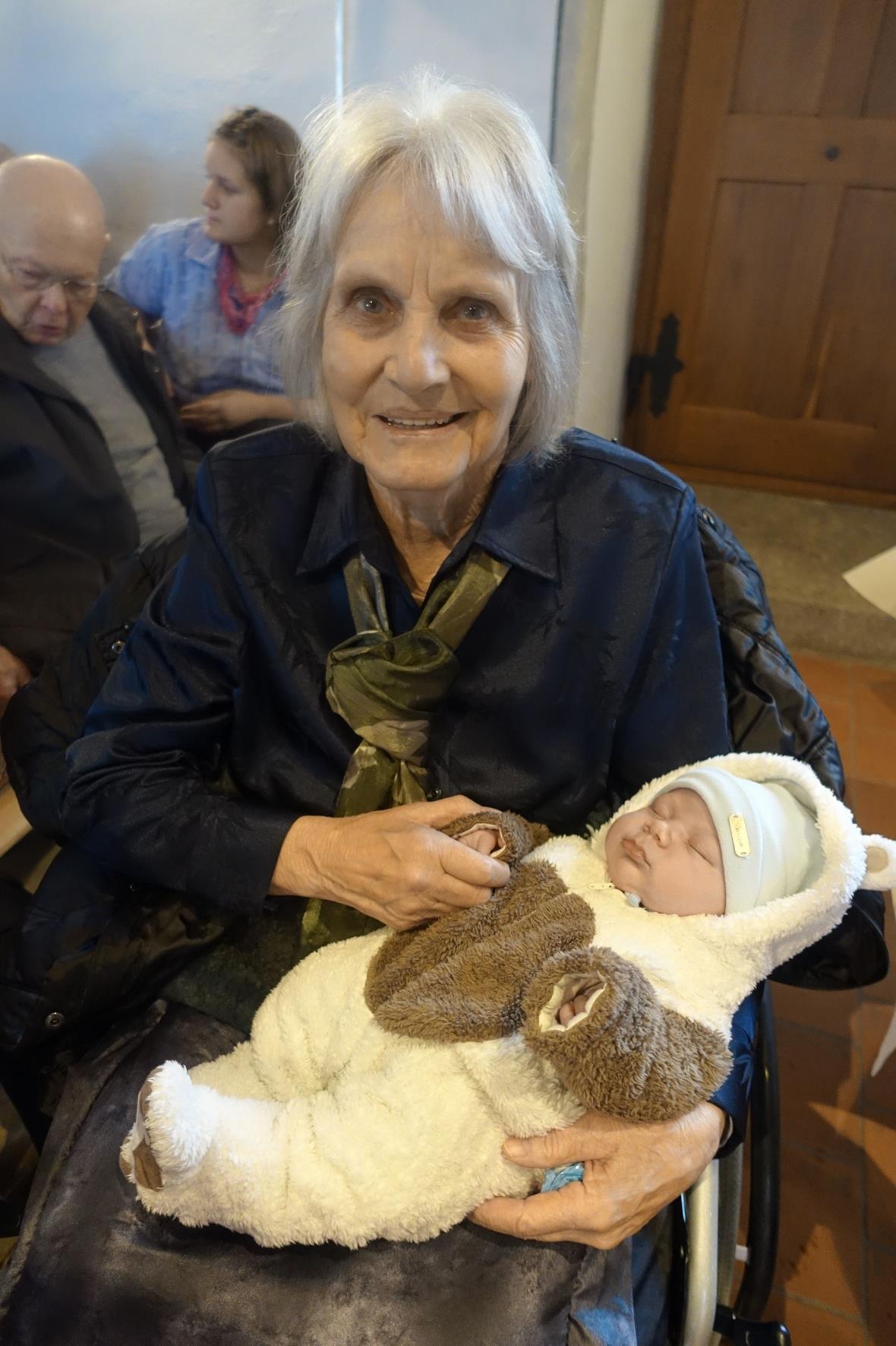 Rosmarie Kuhn mit ihrem 15. Grosskind, dem dreiwöchigen Samuel, der mit seiner F...