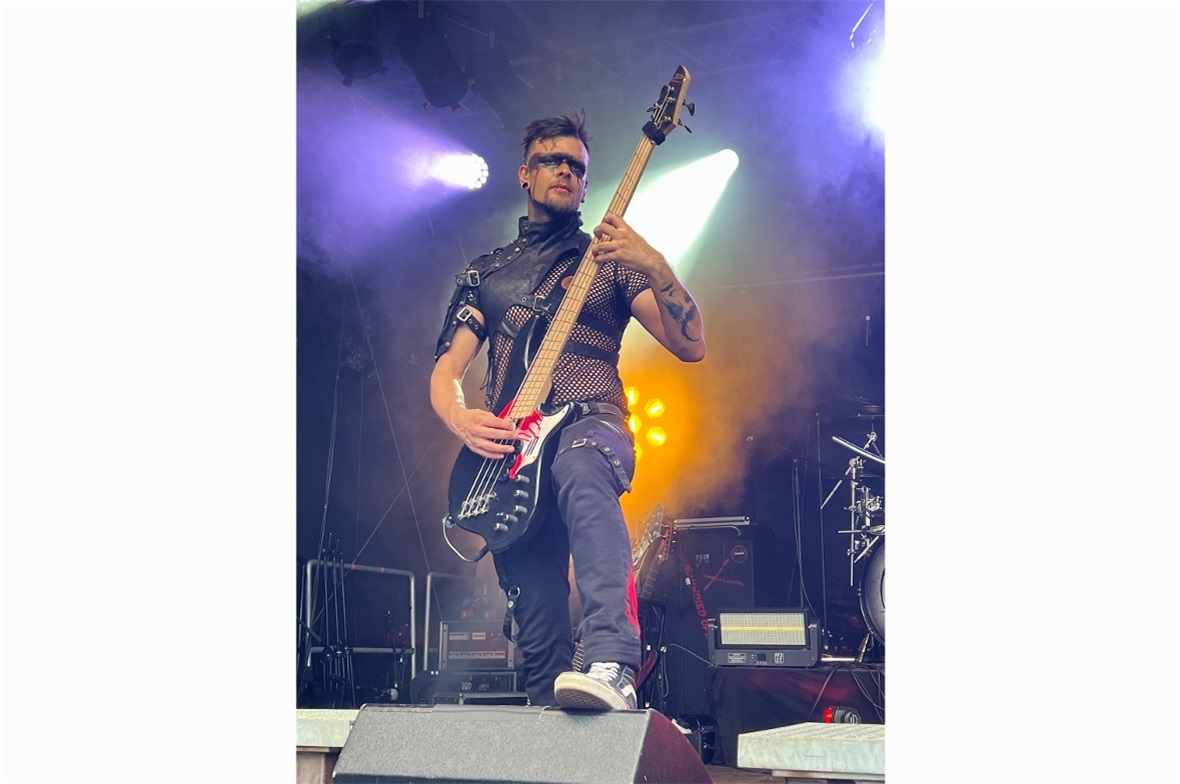 Royal Desolation: Bassgitarrist Yannick hat sich für die Bühne schick gemacht.