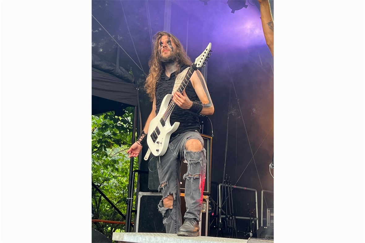 Royal Desolation: Gitarrist Sebastian scheint Meister der Pinselführung zu sein.