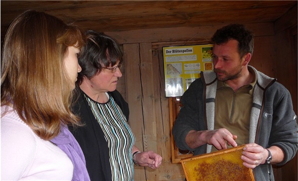 Rudolf Ast erklärt an der Ausstellung, was Propolis ist und wozu dies verwendet werden kann.