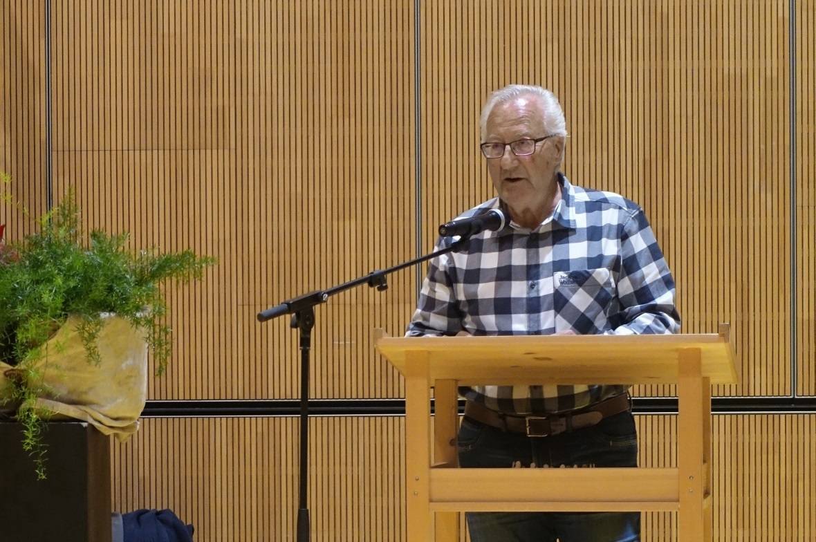 Ruedi Bach erzählte kurzweilig über die Entstehung der Jubiläumsschrift.