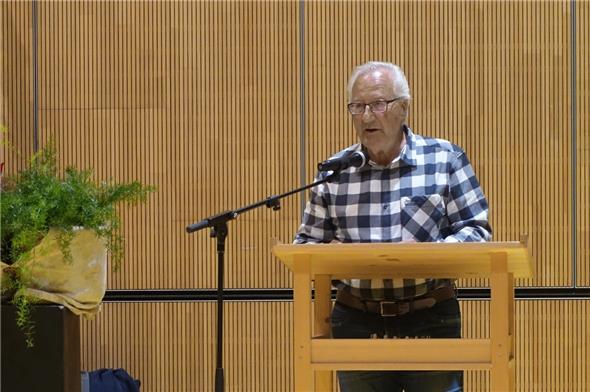 Ruedi Bach erzählte kurzweilig über die Entstehung der Jubiläumsschrift.