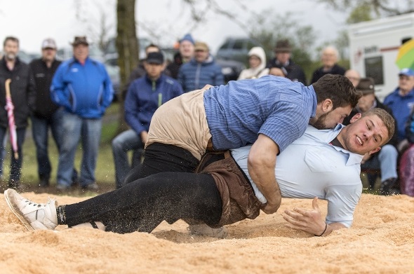 Ruedi Roschi aus Oey im Zweikampf gegen den späteren Sieger Remo Käser.