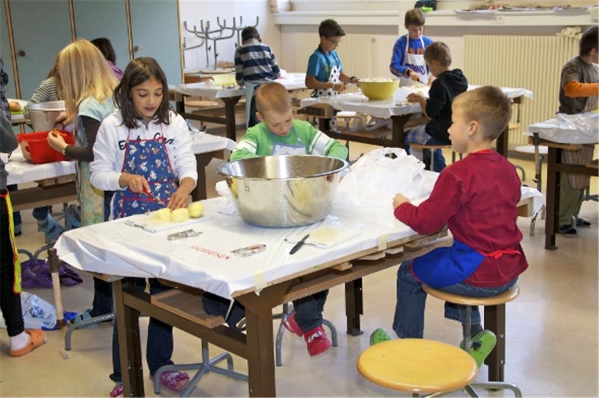 Rüsten und schneiden im Werkraum der Schule.