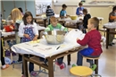 Rüsten und schneiden im Werkraum der Schule.