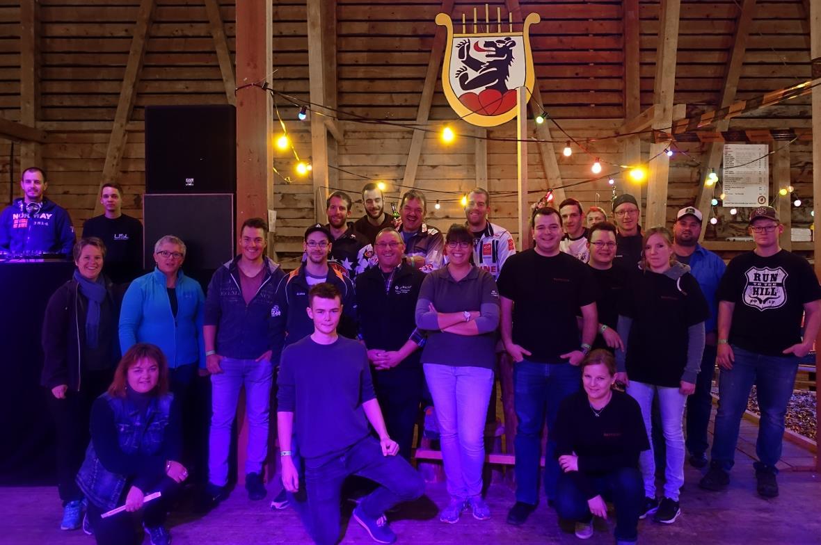 Ruhe vor dem Sturm: An der Bar der Musikgesellschaft Boltigen traf sich noch ein Teil der samstäglichen Barbetreiber zum freundschaftlichen Fotoshooting, bevor die ersten Partybesucher eintrafen. Ganz links DJ Dan, der an seinem Mischpult musikalisch für gute Stimmung sorgte.