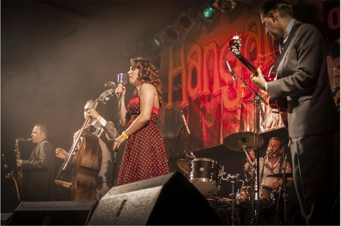 «Rumble Jim» aus dem Obersimmental eröffneten die Live-Konzerte am Freitagabend