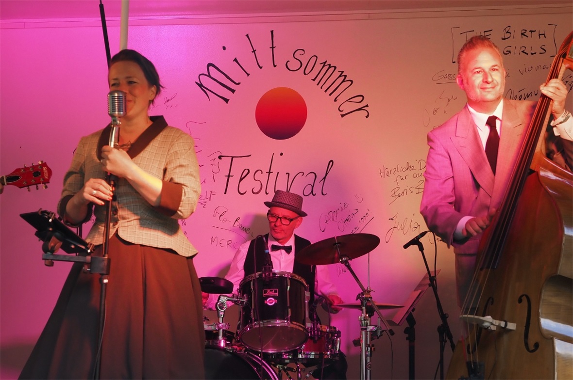 Rumble Jim rockten am "Live At The Falls" by Mittsommerfestival - Frontfrau Nadj...