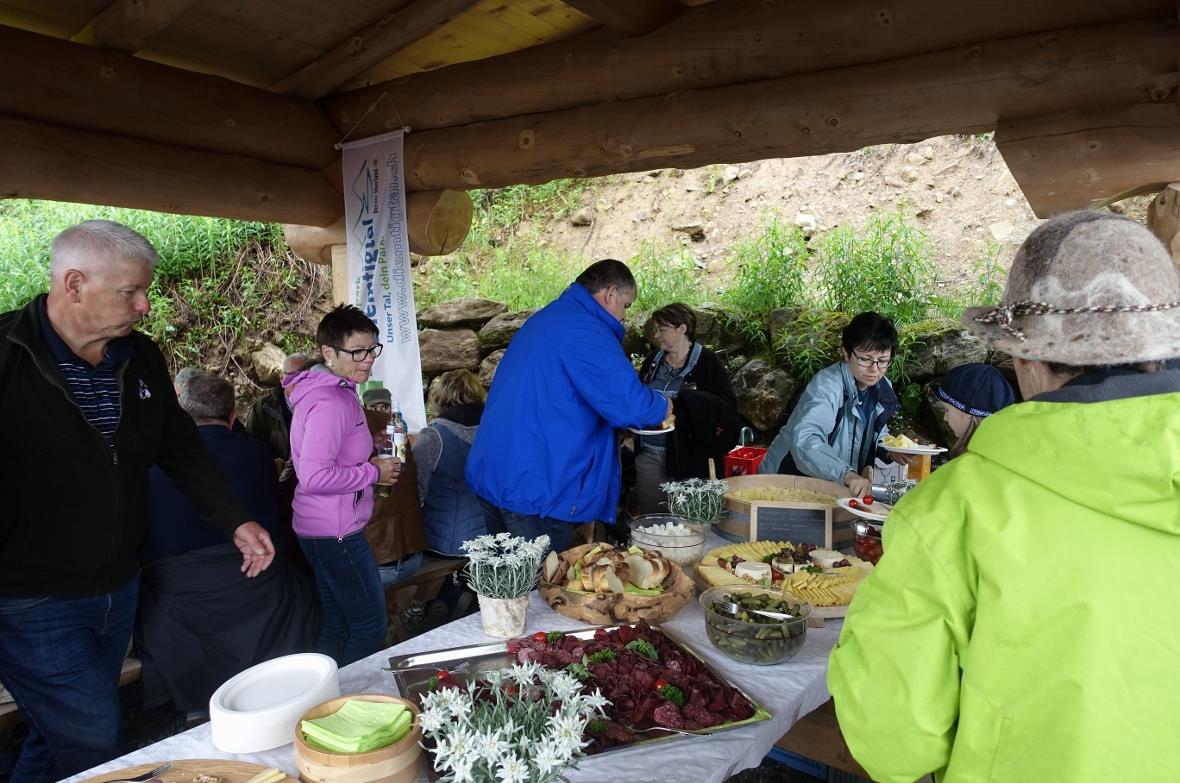 Rund 150 Personen genossen das reichhaltige Naturpark-Apéro.