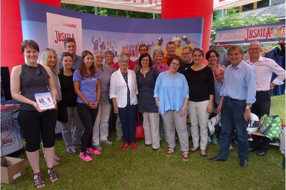 Rund 20 Anwesende der grossen Juskila-Familie nutzten die Gelegenheit, den rund 300 Delegierten und Gästen das Jugendskilager näher zu bringen.