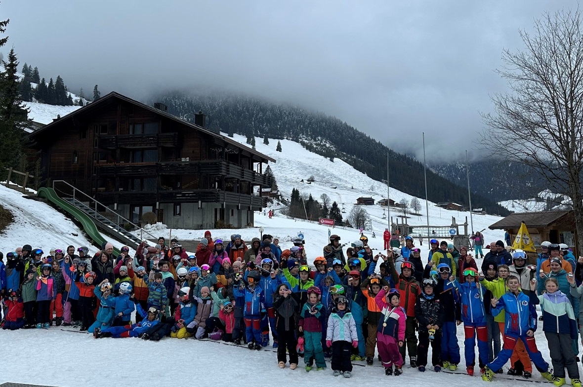 Trotz Nebel ein voller Erfolg Rund 80 Schüler der Schulen Erlenbach und Latterbach nahmen am Schülerskirennen teil.