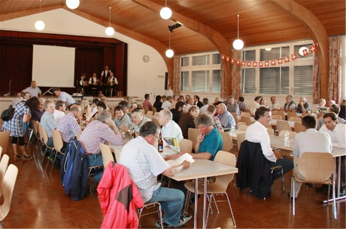 Rund hundert Teilnehmer verfolgten aufmerksam die Informationen der Landsgemeinde-Organisatoren. Vertreter der Gewerkschaft Unia sorgten für Störmanöver.