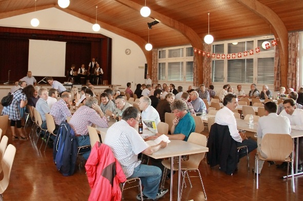 Rund hundert Teilnehmer verfolgten aufmerksam die Informationen der Landsgemeinde-Organisatoren. Vertreter der Gewerkschaft Unia sorgten für Störmanöver.