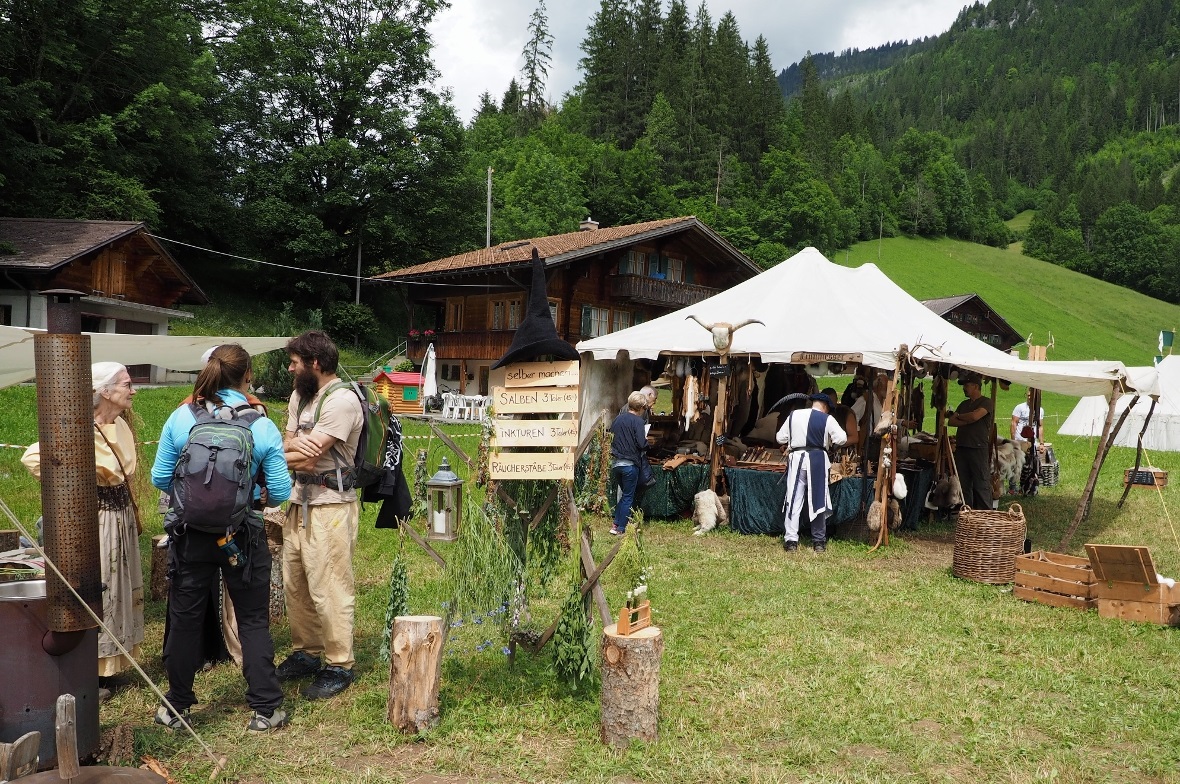Rund um den Platz reihten sich die verschiedensten Marktstände.
