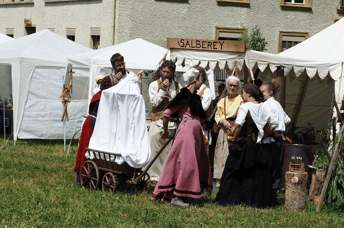 Rund um den Platz reihten sich die verschiedensten Marktstände mit wunderschönem...
