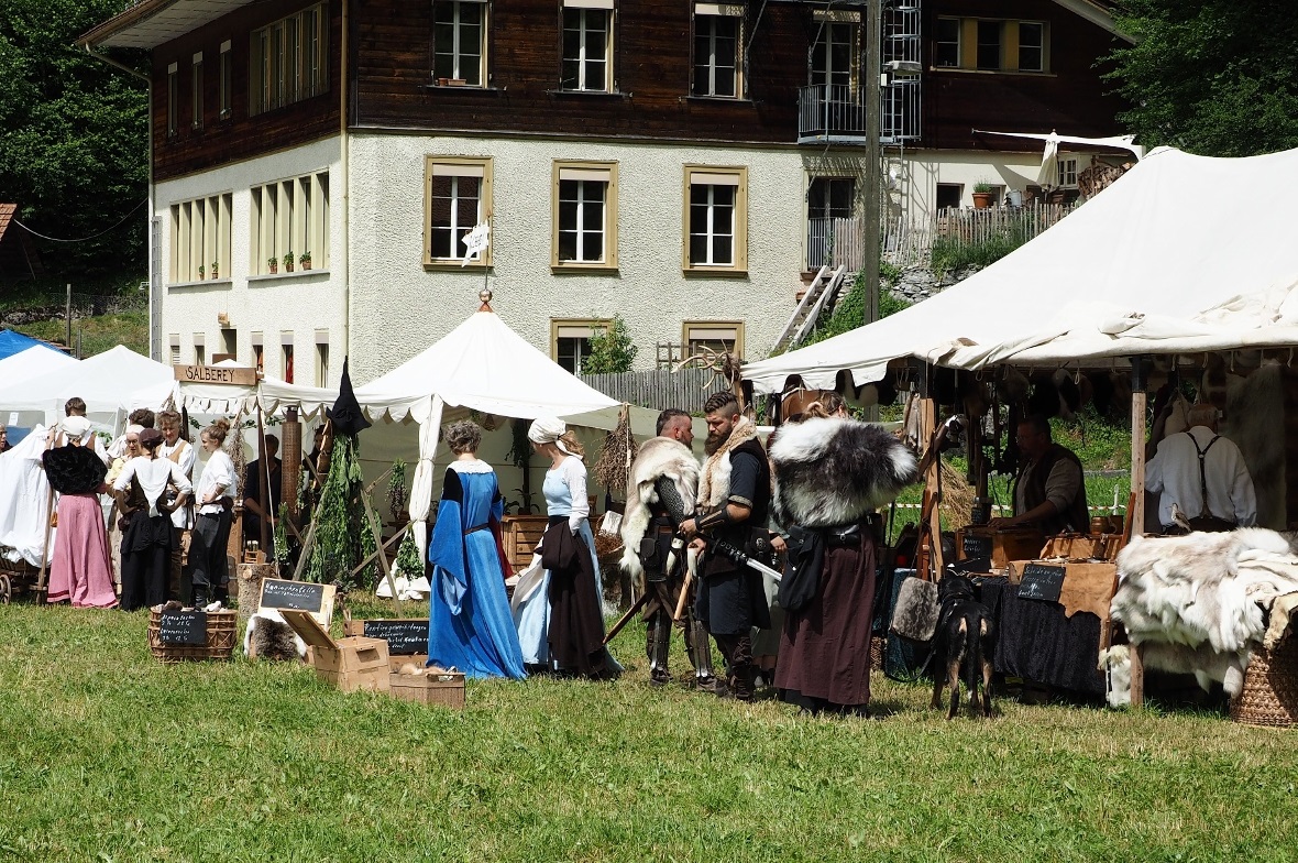 Rund um den Platz reihten sich die verschiedensten Marktstände mit wunderschönem...