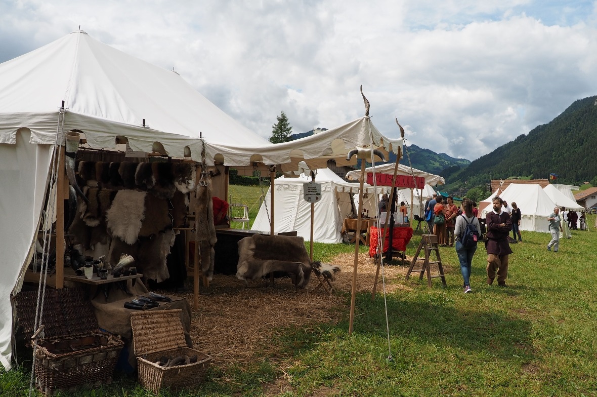 Rund um den Platz reihten sich die verschiedensten Marktstände mit wunderschönem...