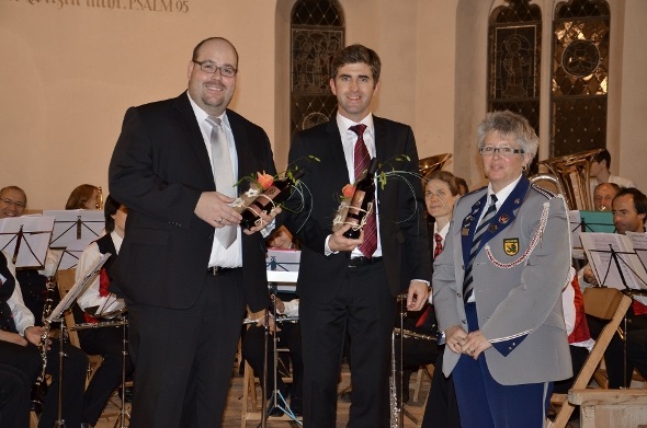 Rundum Zufriedenheit: Die beiden Dirigenten Hanspeter Janzi und Dominik Ziörjen mit ihren Musikantinnen und Musikanten; Musikpräsidentin Beatrice Zeller dankt den beiden im Namen des Publikums.