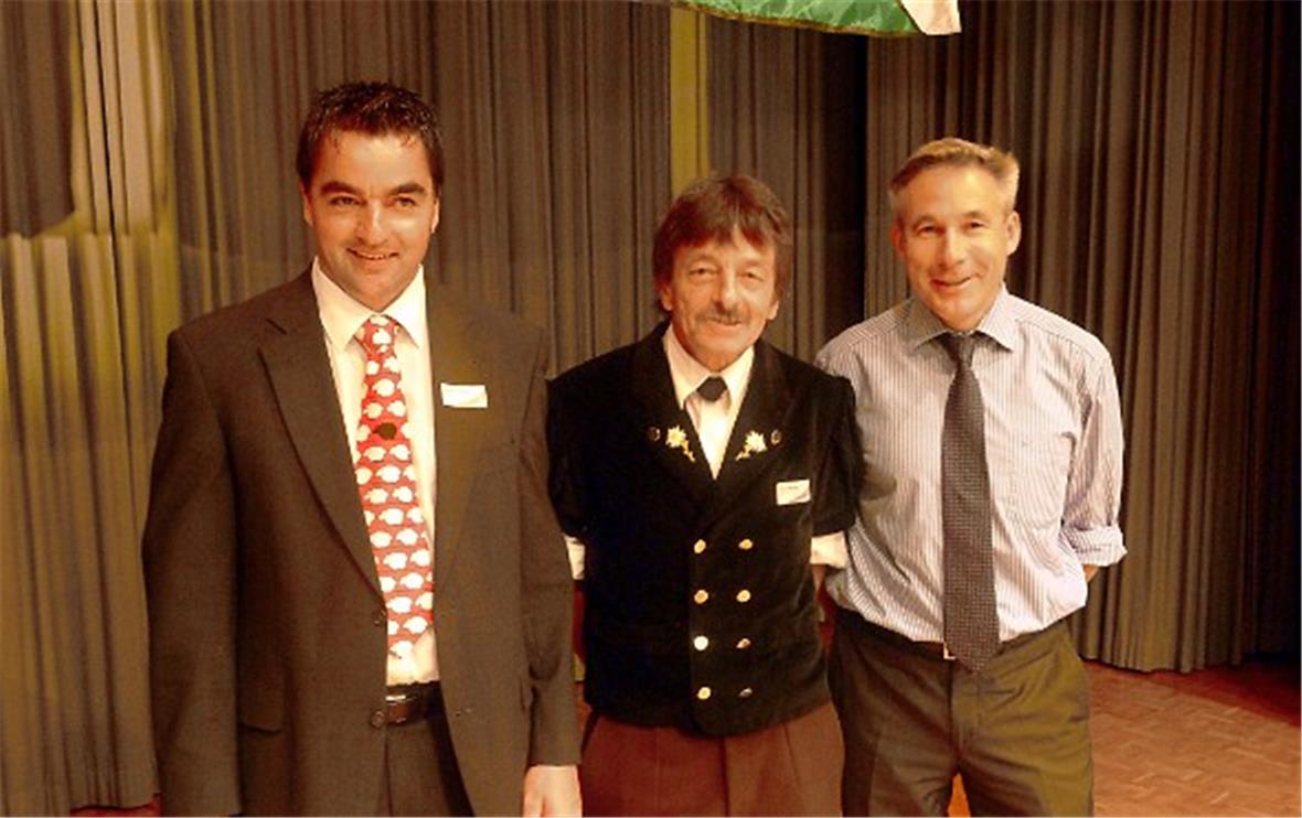 SVP-Grossrat Thomas Knutti mit dem Präsidenten der SVP-Sektion St. Stephan Kilian Wyssen und mit dem Berner SVP-Ständerat Adrian Amstutz.