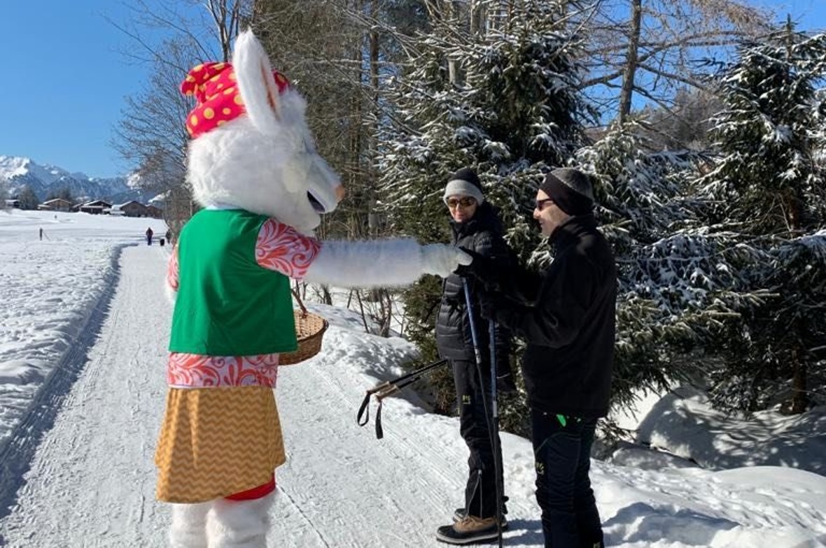 Saani, das Gstaader Maskottchen, wagt sich auch auf die Piste und verteilte kleine Aufmerksamkeiten an Schneeliebhaber aus nah und fern.