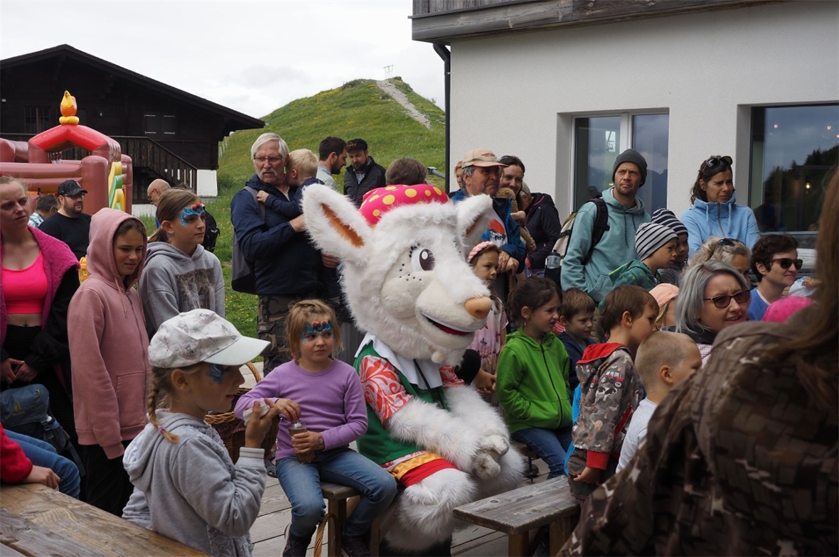 Saani schaut mit den Kindern das Kasperli-Theater bei der Eröffnung der Aussicht...
