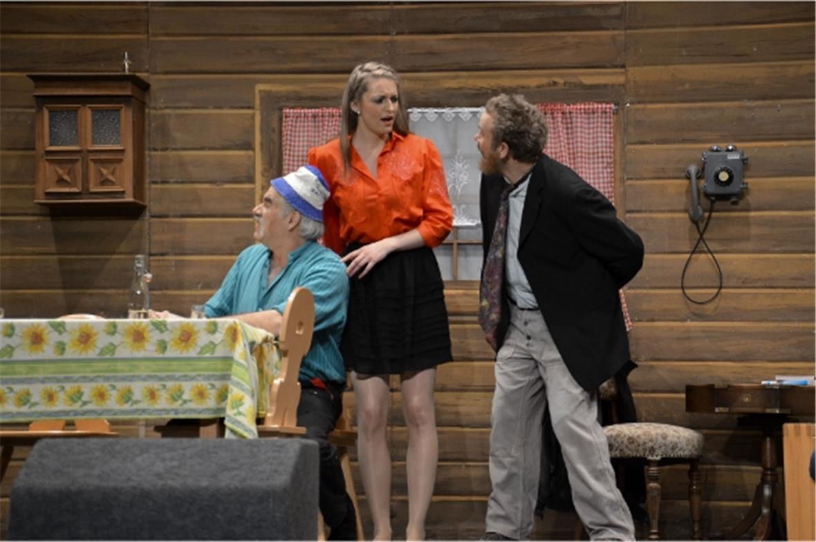 Sämi nimmt einen Augenschein von den schönen blauen Augen. Susi sucht beim Vater vermeintlichen Schutz.