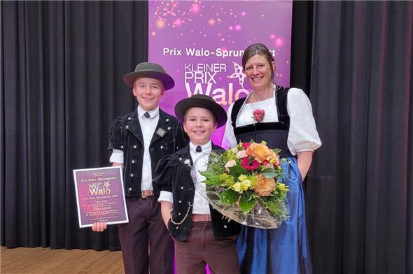 Sämi und Beni Christener wurden von der Lenkerin Margrit Dubi an der Handorgel begleitet und gewannen die Ausscheidung des kleinen Prix Walo im Jodeln.