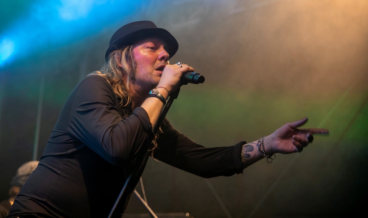 Sänger Fredi von Gloria Volt musste zur vorgerückten Stunde auf die Bühne mit se...