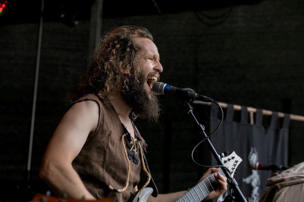 Sänger Pierric sang von Kämpfen und Freiheit mit der Band Moorgarten.