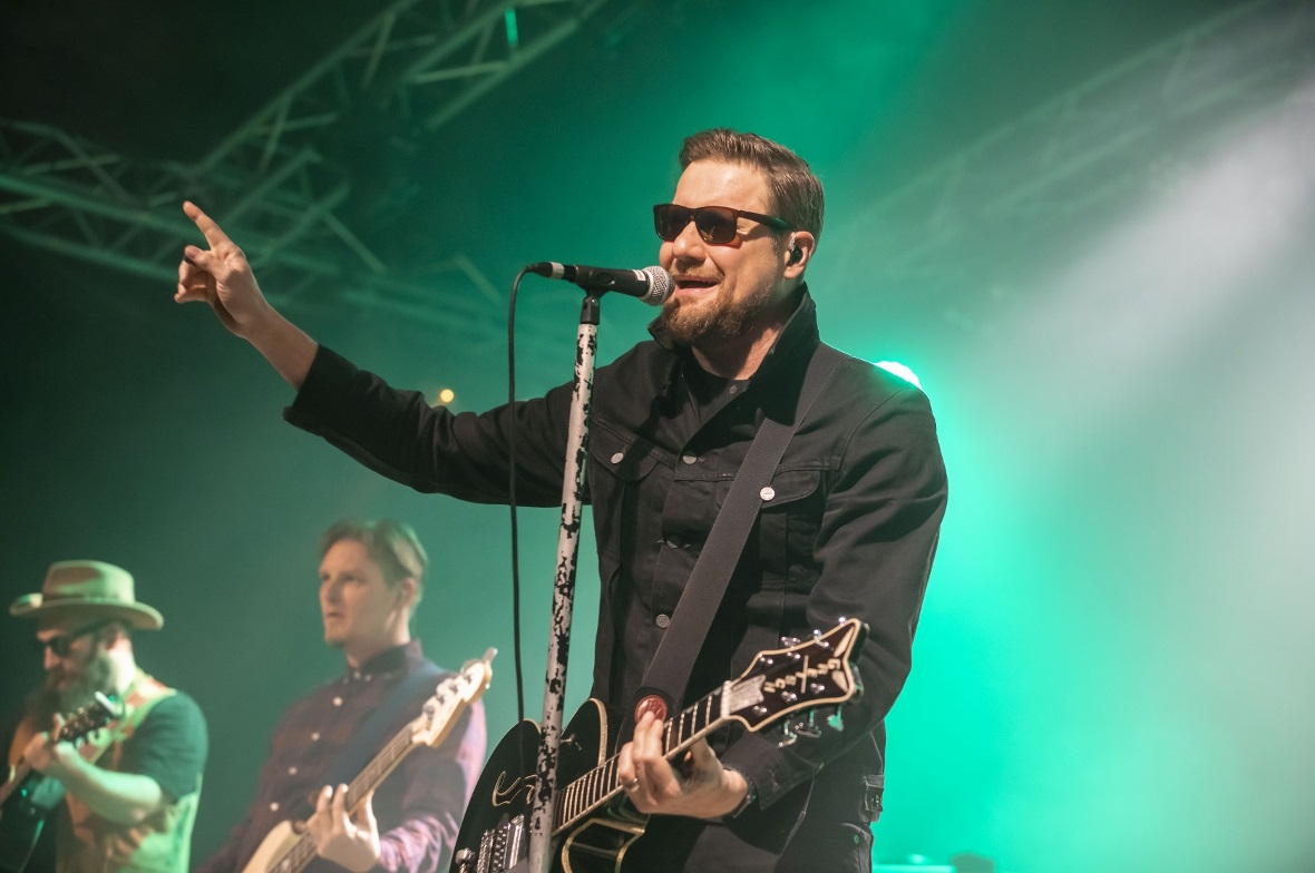 Sänger Slam motivierte zum mitsingen und näher an die Bühne kommen.