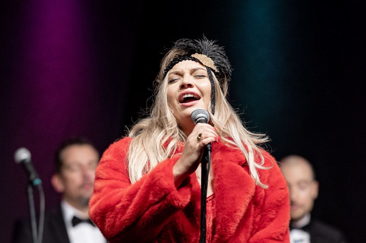 Sängerin Nyssina Swerissen begeistert das Publikum.